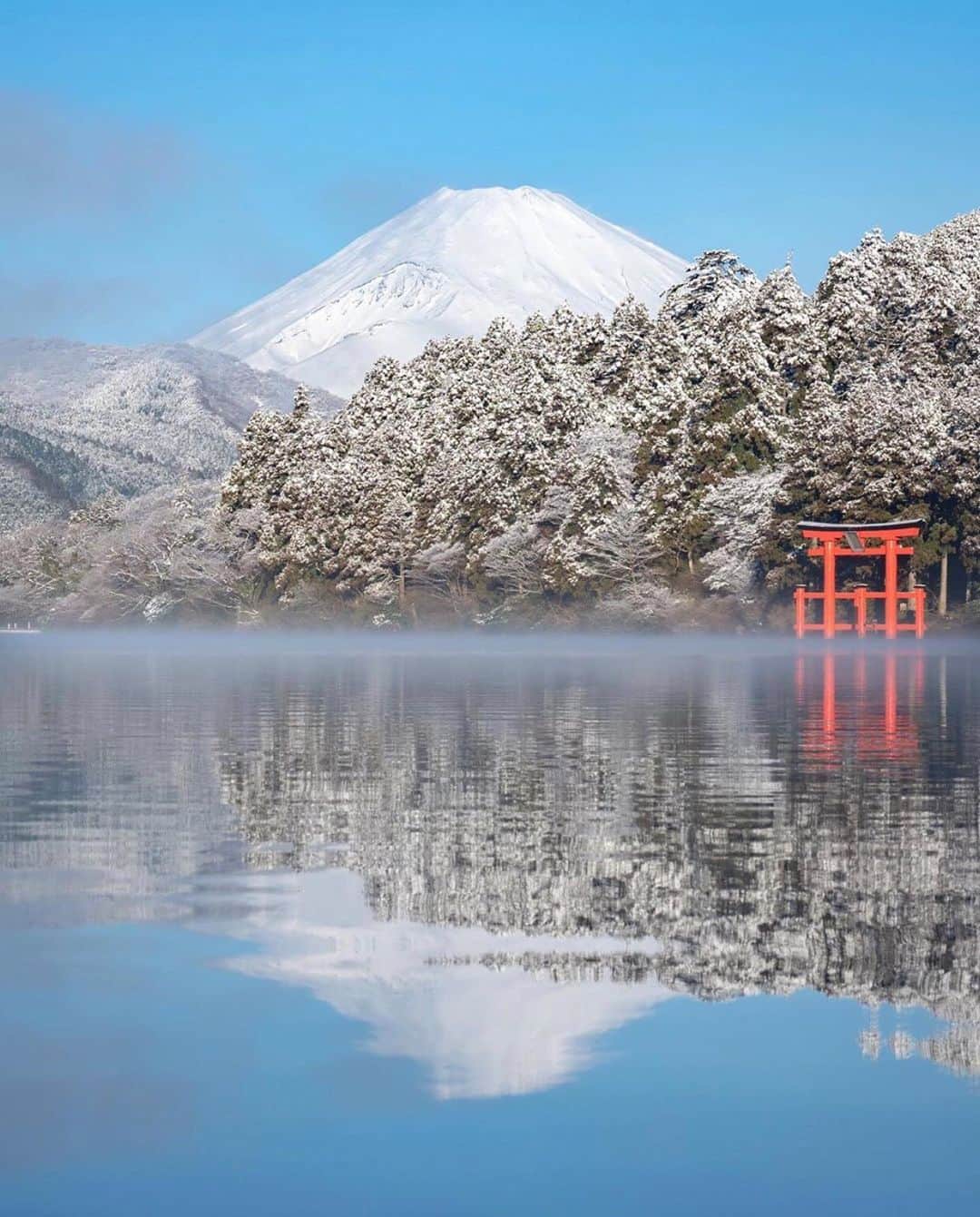 aumoさんのインスタグラム写真 - (aumoInstagram)「【#冬景色×#日本の絶景 】 .  神奈川県の「#芦ノ湖 」にて撮影されたお写真📸 . 晴天を背景に芦ノ湖が写す"逆さ富士"🗻 日本が誇る絶景ですね❄️ . Credit：@traveler_sui  さん 素敵なお写真をありがとうございます！ . あなたが撮影した素敵な写真に 「#aumo」を付けて教えてください♡ あなたの投稿が明日紹介されるかも♪ . aumoアプリは毎日配信！おでかけや最新グルメなどaumo読者が気になる情報が満載♡ ダウンロードはプロフィールのURLから✔︎ (iPhone&Android版) . . #神奈川#神奈川県#箱根#芦ノ湖#日本の絶景#冬#インスタ映え #雪景色 #女子旅#絶景#旅#フォトジェニック  #team_jp_ #igersjp #japan_daytime_view #wu_japan  #bestjapanpics #japan_of_insta #art_of_japan_ #ptk_japan #photo_jpn #lovers_nippon #tokyocameraclub #あなたとみたい景色#フォトジェニック」1月21日 17時18分 - aumo.jp