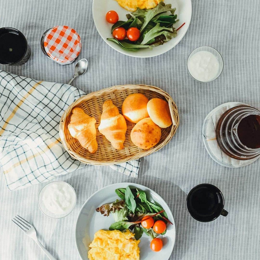 北欧、暮らしの道具店さんのインスタグラム写真 - (北欧、暮らしの道具店Instagram)「気分によって使い分けることのできる、「リバーシブルのテーブルクロスで」食卓をプチ模様替え♪ . - - - - - - - - - - - - 毎日立つキッチンだから、少しでも気持ちを 晴れやかに、料理が楽しくなるお手伝いが できるようなアイテムを作りたい。  そんな思いを持って、 こだわり抜いて作ったのは 「正方形のキッチンクロス」 「両面使えるテーブルクロス」 「鍋敷きにもなる鍋つかみ」の３種類。 . 柄にもサイズにも、使いやすさを ぎゅっと詰め込んだ自信作です！  なんてことないいつもの食事も、 なんだかいい感じに見せてくれる キッチンアイテムがあったら、 きっと心強いはず◎  ぜひ365日の相棒として、 暮らしに取り入れてみてくださいね。 . - - - - - - - - - - - - キッチンリネンシリーズ /KURASHI&Trips PUBLISHING . ▶︎ プロフィールのリンクから、お値段・サイズなど詳しい情報をご覧いただけます。→@hokuoh_kurashi . #KURASHIandTripsPUBLISHING#KURASHIandTrips#kitchen#kitchendesign#kitchenware#テーブルクロス#リネン#鍋敷き#テーブルコーデ#料理#キッチンクロス#今日のごはん#キッチン#キッチン雑貨#器#シンプル#シンプルライフ#シンプルデザイン#暮らしを楽しむ#日々の暮らし#北欧#暮らし#北欧暮らしの道具店」1月21日 17時23分 - hokuoh_kurashi