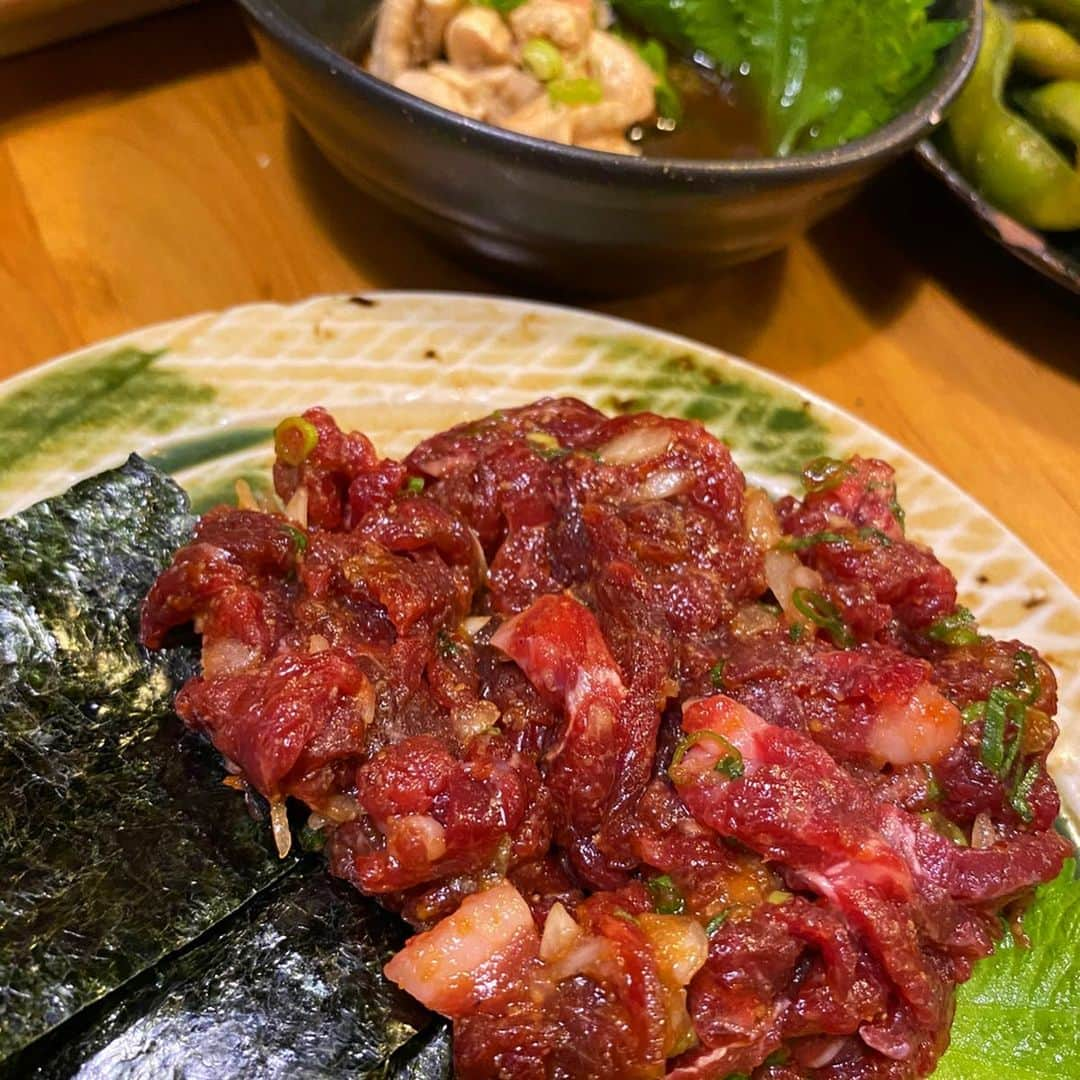 サキ吉さんのインスタグラム写真 - (サキ吉Instagram)「昨日は三軒茶屋でご飯🥰 ． 馬肉食べたいね！ってなって 馬肉焼肉専門店 うまえびす( @umaebisu3cha )に久しぶりに行ってきました🐴 ． 私馬肉大好きなんだけど、 高タンパク低カロリーでダイエット中にもオススメだよ💖 なんと牛や豚の1/5のカロリー🥺💋 臭みもないから本当におすすめ❤️ イチオシは馬肉の焼肉✨✨ ． 楽しい夜でした😍😍😍 ． #三軒茶屋 #三茶グルメ #三軒茶屋グルメ  #馬肉 #馬刺し #うまえびす」1月21日 17時24分 - sakikichi1201