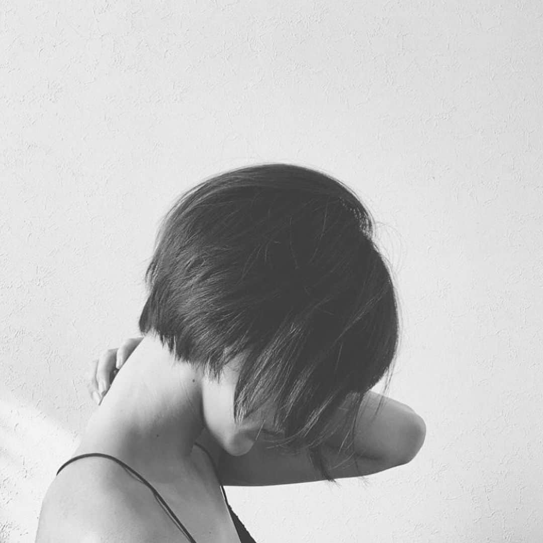 神能裕貴のインスタグラム：「🌫 Maya Mori 🌫 森摩耶さんボブからショートヘアーに🌐 シンプルで女性らしいシルエットを意識してカット。 カラーはブルネットカラーです。 いつもありがとうございます💫  #SHIMA#balayage#highlight#shadowroot#ombre #オンブレ#オンブレカラー#ハイライト#バレイライト#バレイヤージュ#海外ヘアー#リアル海外ヘアー」