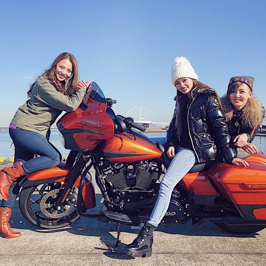 のインスタグラム：「WITH HARLEY (ウィズハーレー)vol.3 撮影でした✨ 1月なのに春のような陽気の中2020年初おバイク最高😆🤟 . . ちびっこ157cm千羽 @hamasakichifua @chifuasama  165cm恵 167cm真矢 @smile_mayaya  小さい女性も大きな男性も、体格を選ばずカッコ良く楽しめるのがハーレー💫  発売は3月上旬予定です✍️ お楽しみに‼︎ . . . #WITHHARLEY #ウィズハーレー #内外出版社 #harleydavidson #motorcyclemagazine  #harleydavidsonmagazine #buco #toysmccoy #摩托車雜誌 #哈雷機車 #哈雷機車雜誌」