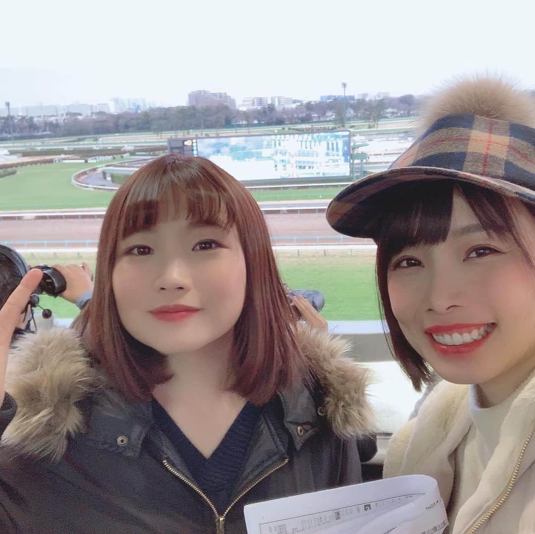 さくまみおのインスタグラム：「ちなみに今回のゲストはまゆゆ(鈴木麻優元ジョッキー🏇)だったので、終始まゆゆパイセンの後ろ姿を眺めておりました( ಠ_ಠ) ｼﾞｰ . . 神田川のお弁当も美味しかったぁ〜🍱!!! お腹いっぱいになってしまってもったいないなぁ…と思っていたらまゆゆがたいらげてくれました😋かわゆし…ありがとう♡ パイセンからバトンを受け取ったので今週は私も頑張ってきますᕙ( ˙-˙ )ᕗ✨ . . #日曜競馬ニッポン #ニッポン放送 #ラジオ #競馬 #umajo #鈴木麻優 #さくまみお」