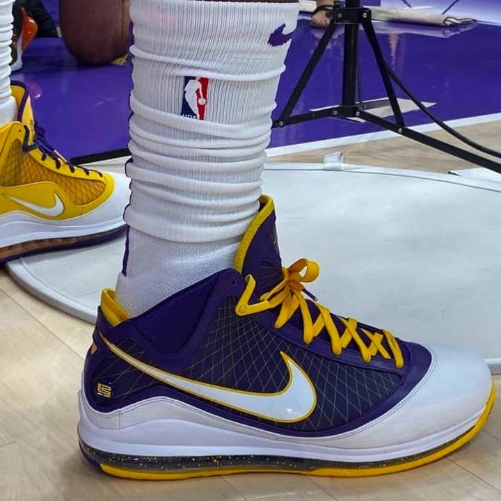 Nice Kicksさんのインスタグラム写真 - (Nice KicksInstagram)「LINK IN BIO for more info // The Nike LeBron 7 “Lakers” PE could see a retail release this year. How many pairs are you grabbing if they drop? 🔥」1月22日 4時30分 - nicekicks