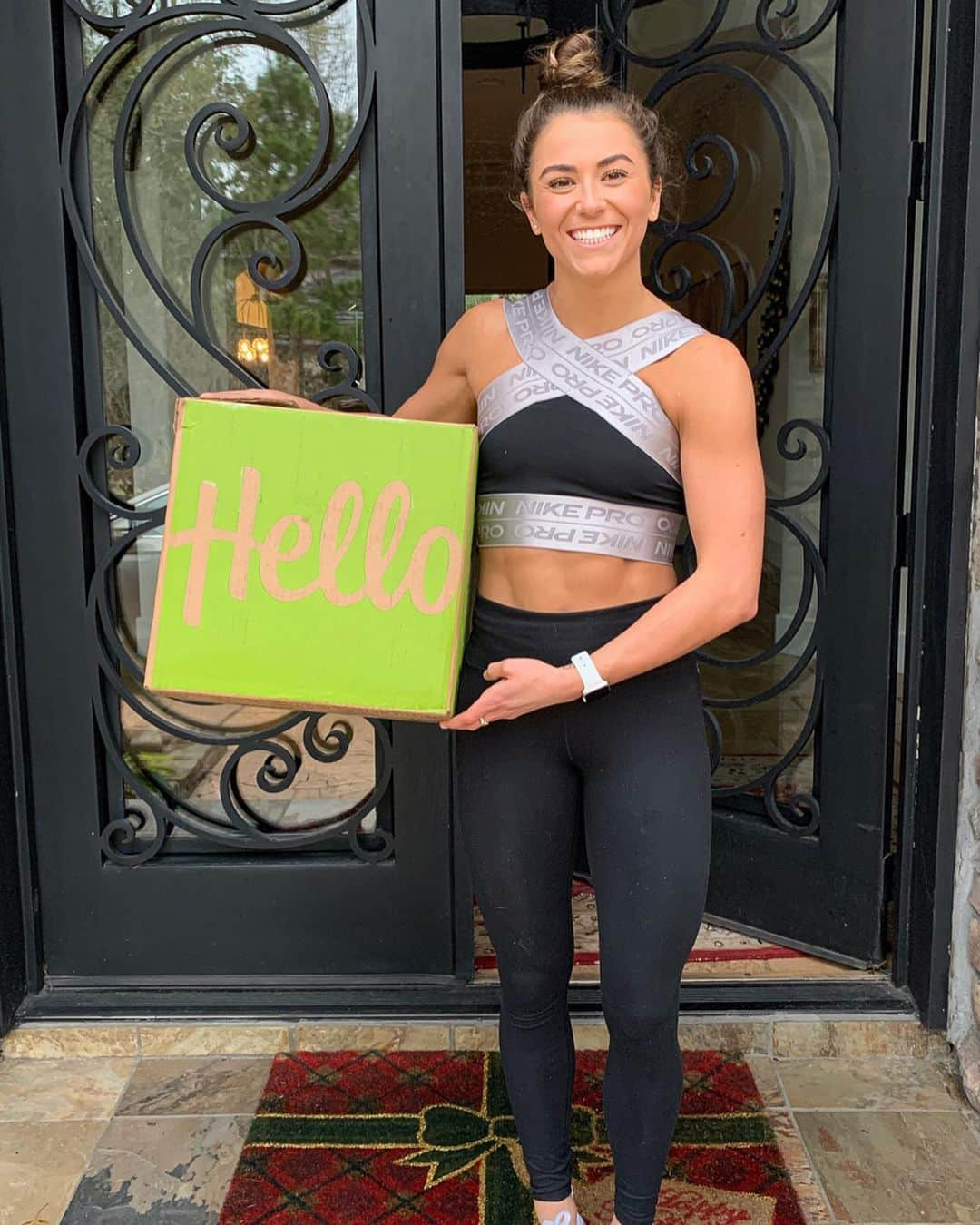 のインスタグラム：「Swipe to see my face when my meals from @hellofresh arrive...😋 • • • • For real, i get so excited when my food arrives because i know when i get home from a long day of training that i will be having delicious, pre-measured meals for the rest of the week, saving me time and energy that i would have wasted at the grocery store!! • • • • If you are low on time or even just want to up your culinary skills, check out the link in my bio and Use my code KASSIDYCOOK10 to get 10 free meals off your first month of HelloFresh! (Purchase Required). Happy eating, y’all! #hellofreshpartner #hellofreshpics #freshfriends #getcooking」