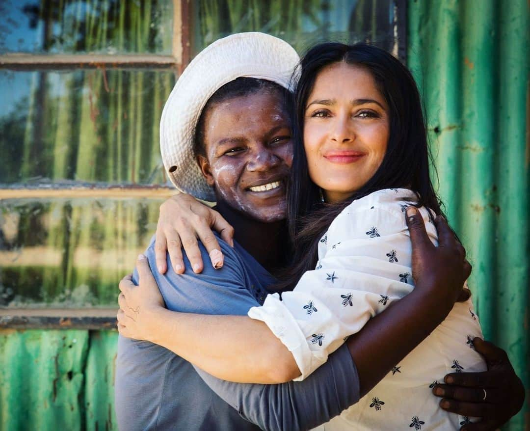 サルマ・ハエックさんのインスタグラム写真 - (サルマ・ハエックInstagram)「Feliz día del abrazo ❤️ #NationalHugDay」1月22日 4時28分 - salmahayek