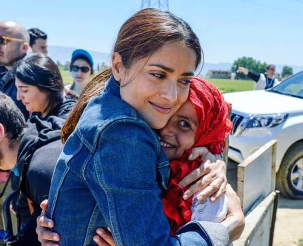 サルマ・ハエックさんのインスタグラム写真 - (サルマ・ハエックInstagram)「Feliz día del abrazo ❤️ #NationalHugDay」1月22日 4時28分 - salmahayek