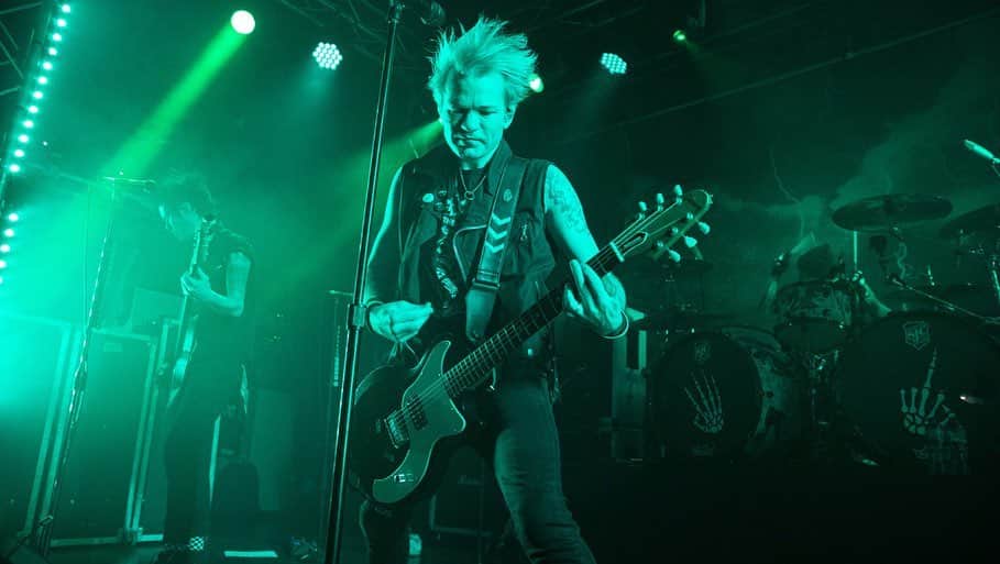 Kerrang!さんのインスタグラム写真 - (Kerrang!Instagram)「Sum 41 got up close and personal in London last night. Check our full gallery on Kerrang.com now! . . . 📸: @paulharries  #sum41 #punk #poppunk」1月22日 3時02分 - kerrangmagazine_