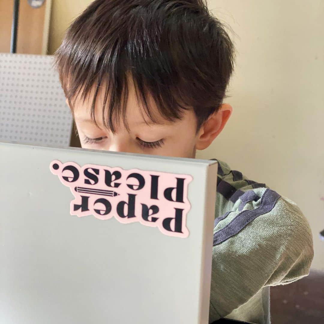 フリーディアのインスタグラム：「We have been hard at work getting @paperpleaseshop ready for you guys!! Like my son always says “Hope you have a good time at Paper Please” That is what I want the place to be for the customers💕  皆さんのために@paperpleaseshopを準備するのに一生懸命取り組んでいます!! 私の息子がいつも「ペーパープリーズで楽しい時間を過ごしてください」と言っているように、それは私が顧客のために居たい場所です💕がんばるぅ〜！　#shop #shopsmall #newshop #stationeryshop #paperpleaseshop #pencils #notebooks #文房具　#文房具屋」