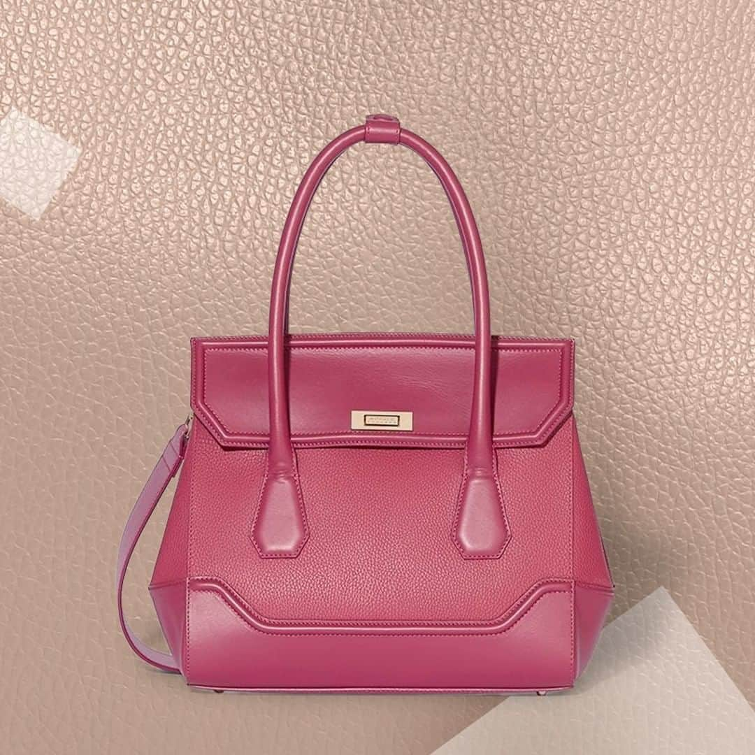 モダルーのインスタグラム：「Inject a sophisticated fuchsia into your accessory collection this season with the Hemingway for only £50. Use sale20 at the checkout for an additional 20% off」