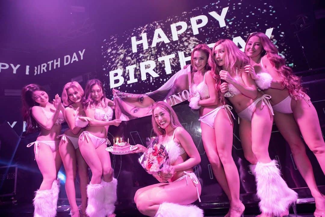 CYBERJAPAN Staffのインスタグラム：「#happybirthday @cjd_junon のLEDパネル演出も！ 月曜の深夜にも関わらず1000人オーバー♨️🔥の激アツなフロアでした！　@warp_shinjuku  はじめてのBIKINI NIGHTでしたが、見渡しが良くて良いですねー！✨ さて、今週土曜日は長野　@neverland_nagano にてBIKINI NIGHT！ 出演は　#teamK @watanabekanae @watanabekazue @cjd_karen @cjkana ❗️ 是非遊びに来て下さい‼️ Photo @uhikaru . #cyberjapan #bikininight #bikini #bikinigirls #サイバージャパン　#ビキニナイト」