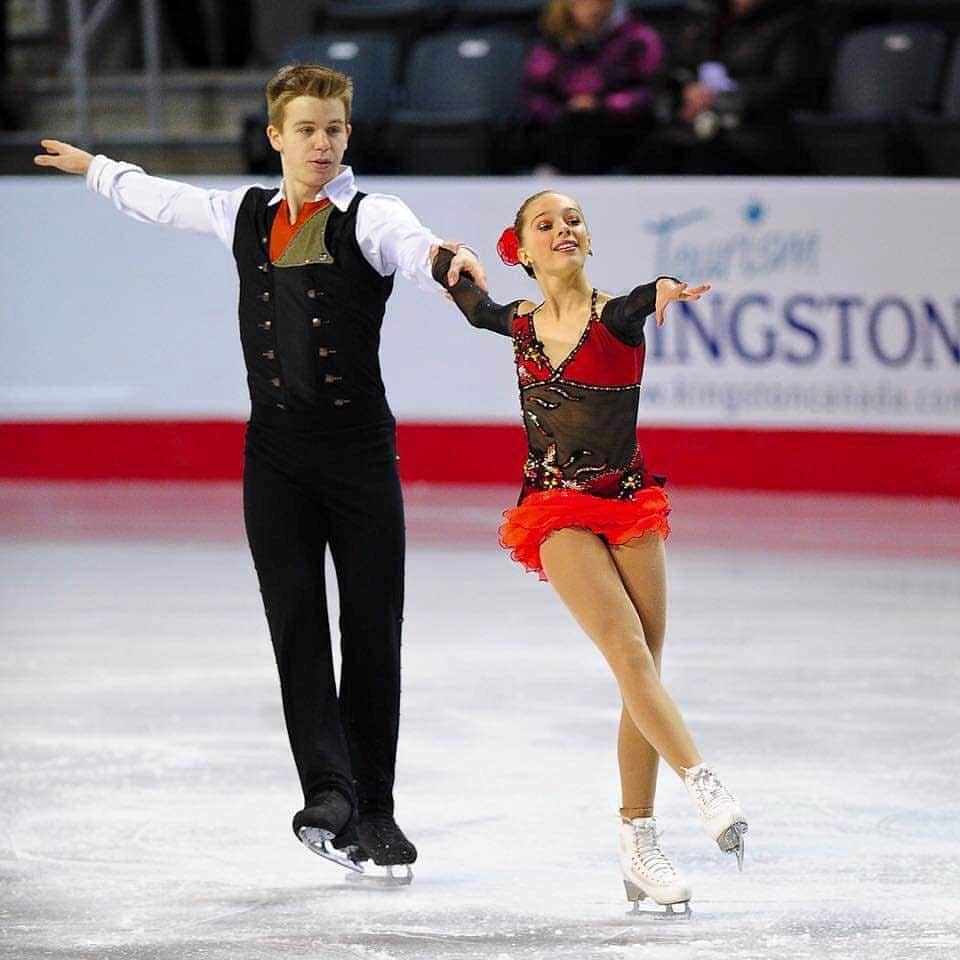 Mathieu Ostiguyのインスタグラム：「Un autre précieux souvenir.. Il y a DÉJÀ 5 ans!! L'année que j'ai finalement essayé de patiner en couple malgré le fait que je voulais rien savoir.. 😅 Ça été une pas pire décision finalement étant donné qu'on a gagné les Championnats Canadiens Novice quelques mois plus tard... Justine Brasseur, c'est sûr que j'allais adorer ma nouvelle discipline en l'apprenant à tes côtés!! Gros love!!❤️❤️」