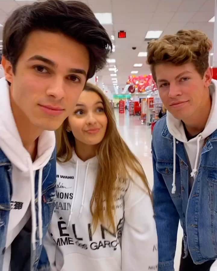 Brent Riveraのインスタグラム：「Everyone was staring at us😂😳 @lexibrookerivera @benazelart」