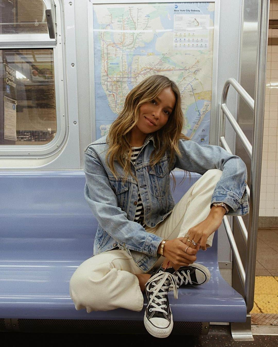 ジュリー・サリニャーナさんのインスタグラム写真 - (ジュリー・サリニャーナInstagram)「Subway moment. ✨ #nycsubway」1月22日 3時30分 - sincerelyjules