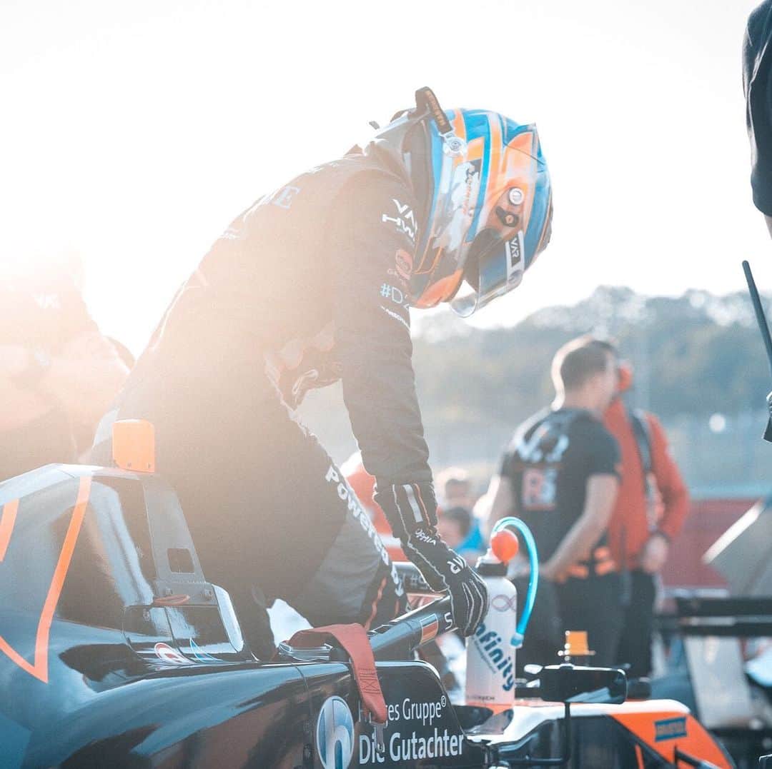 のインスタグラム：「The only thing I wanna do now is hop in the car and drive until the fuel is empty 🙏🏽🏎 Not thinking about anything. Just driving and pressing the throttle 💨 || #sophia #sophia99 #racegirl #changeagent #racing #blonde #motorsport #formula #happy #car #dream」