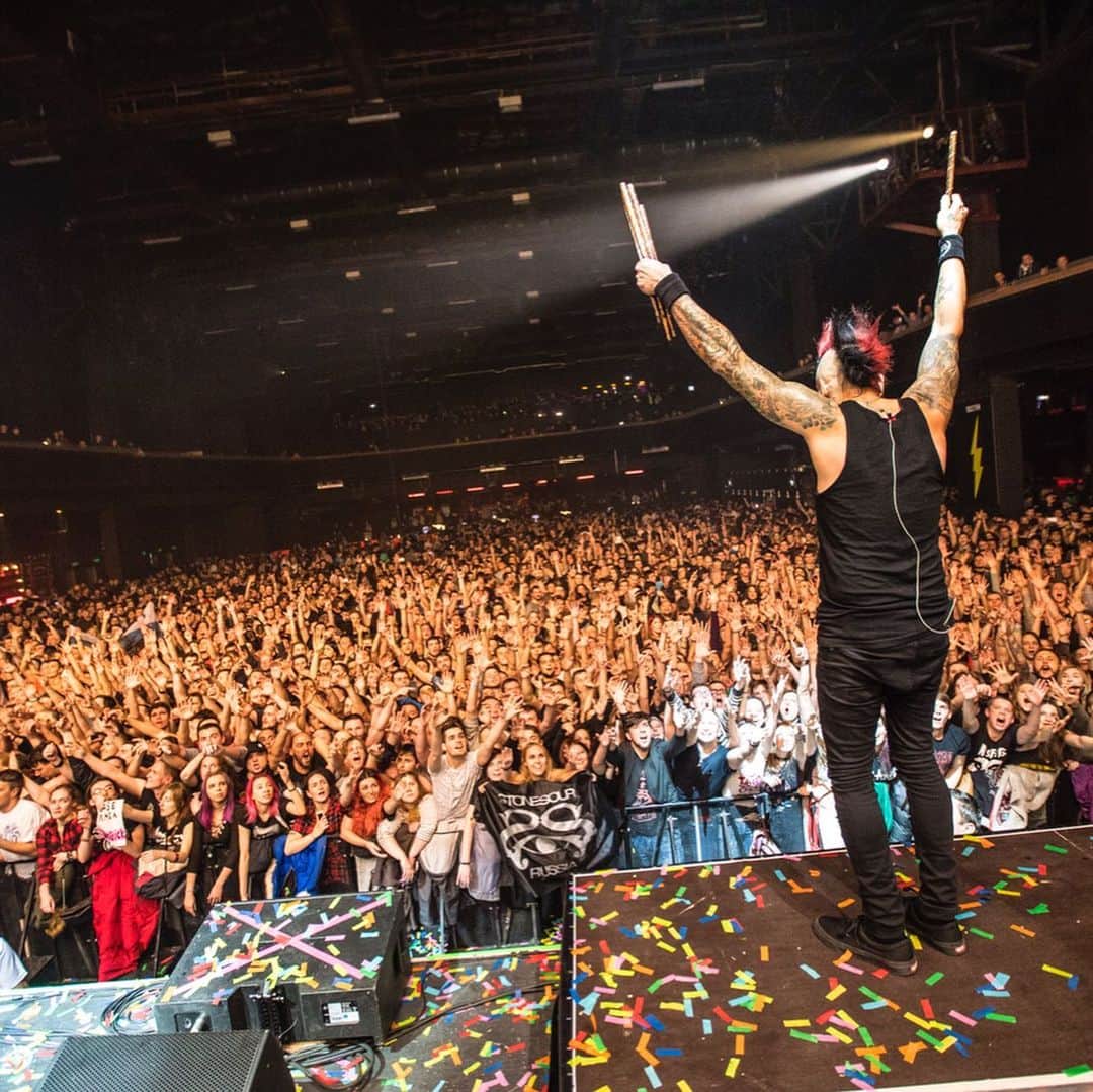 Stone Sourのインスタグラム：「Hey everyone! We have some new items now available in our online merch store. Pick up a #StoneSour Logo Tee, Sweatshirt, and more at store.stonesour.com (link in story)」