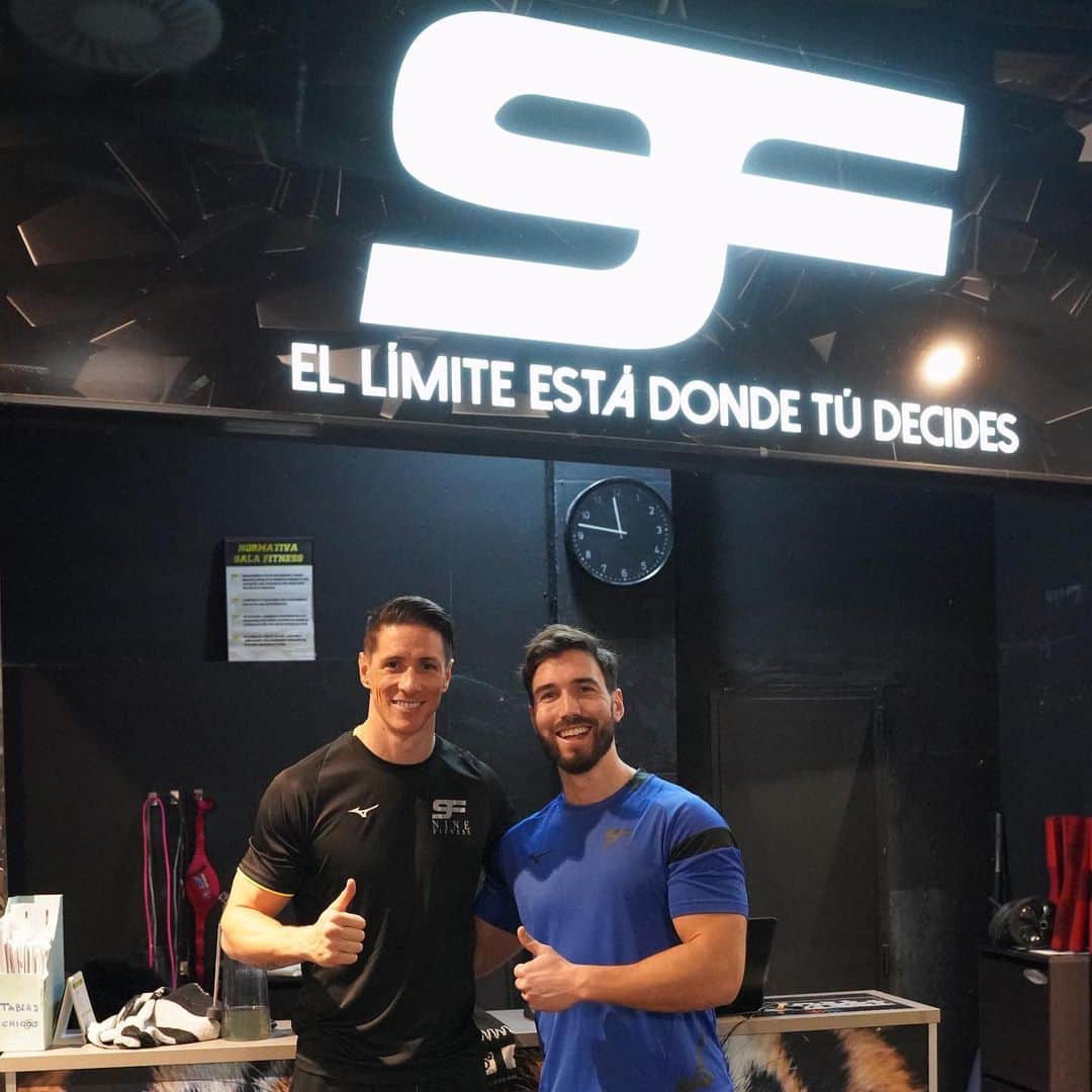 フェルナンド・トーレスのインスタグラム：「Hoy hemos tenido MÁSTER CLASS en @9fitness con la visita de mi amigo @endika_montiel . Muchas gracias fenómeno !!#ellimiteestadondetudecides  Today we had a MASTER CLASS in @9fitness with the visit of my friend @endika_montiel.  Thank you so much top man!! #thelimitiswhereyoudecide」