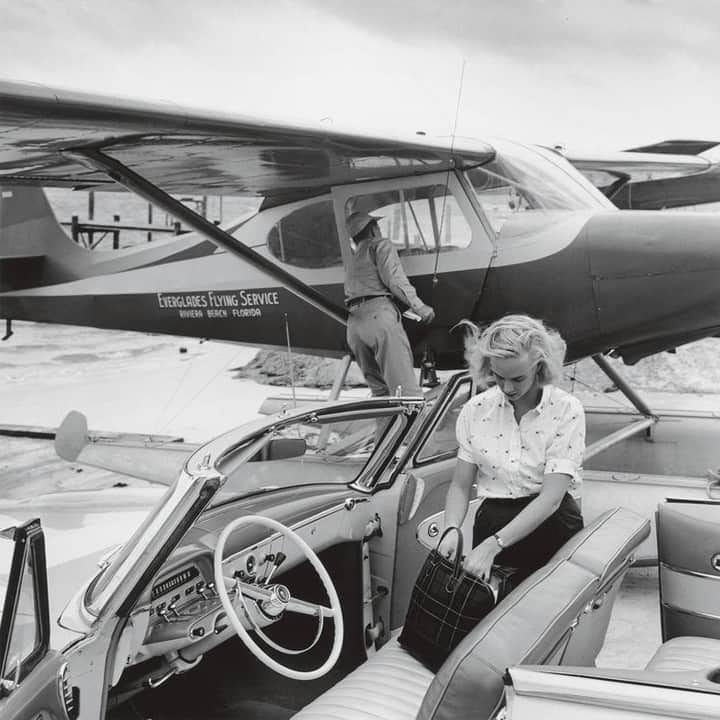 オリバーピープルズさんのインスタグラム写真 - (オリバーピープルズInstagram)「Preparing for takeoff, Pasty Pulitzer in Palm Beach, Florida, 1955. Photographed by #SlimAarons #OPinspiration」1月22日 4時01分 - oliverpeoples