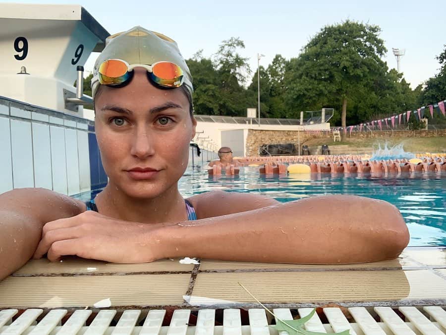 ズザンナ・ヤカボスのインスタグラム：「not sure if i want to eat avocado or ice cream 🧐 🥑🍦 . . . . .  #tb #swim #swimming #sport #fit #training #practice #swimmingpool #water #swimmerslife #pooldeck #pool #getfit #getfitstayfit #healthylifestyle #bikini #swimwear #swimsuit #workout #workoutmotivation #workoutroutine #getitdone」