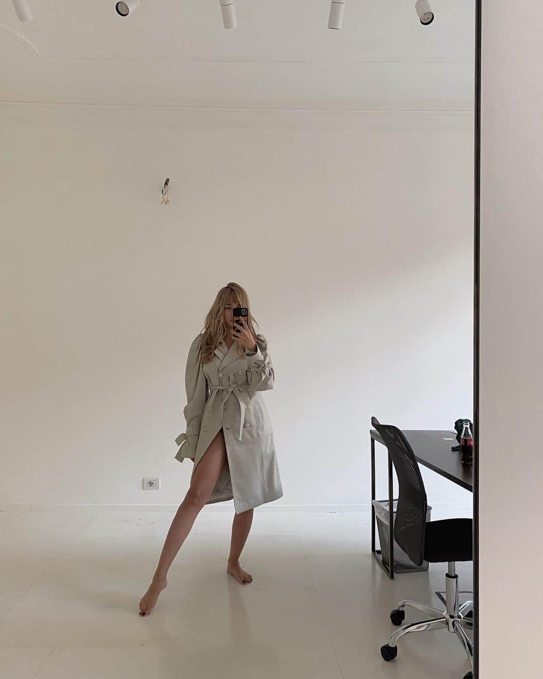 エレオノーラ・カリシのインスタグラム：「Who said that something should be worn under a trench coat? @specchi_amoci #sentirsibelleeunobbligo ➿」