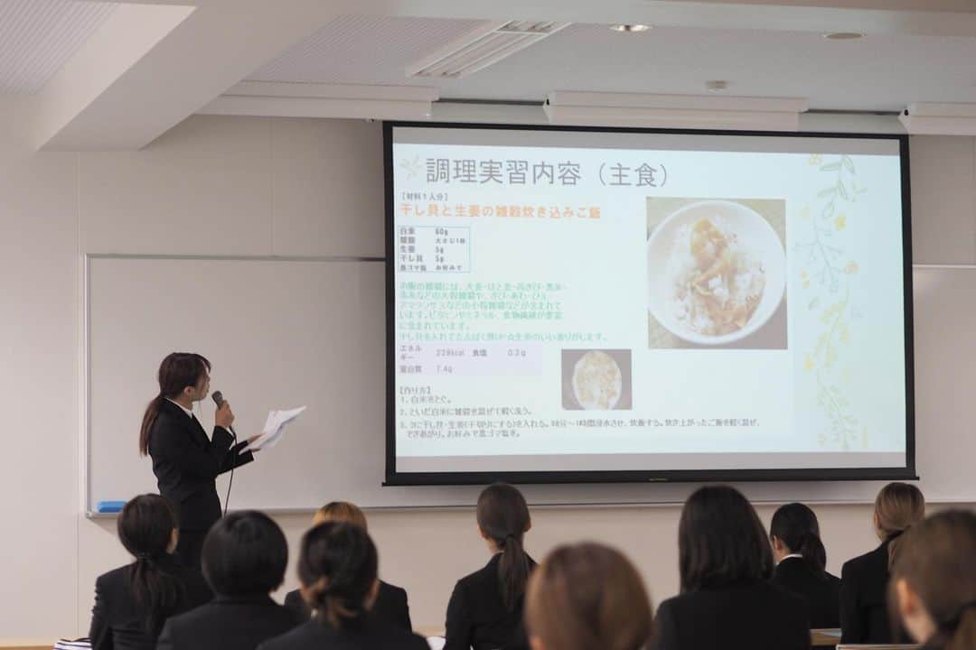 福岡女子短期大学さんのインスタグラム写真 - (福岡女子短期大学Instagram)「1月17日（金）、健康栄養学科2年生によるゼミナール活動「卒業研究発表会」が開催されましたのでご紹介いたします。 .  この投稿をご覧になって「いいね👍」「役に立った」と思われた方は、@fukuoka_wjc をフォローをお願いします。 . ========[ お知らせ ]======== 福岡女子短期大学の資料（2020大学案内📕学生募集要項）を無料送付中です。本学ホームページ📲http://www.fukuoka-wjc.ac.jp/siryo.html　からお気軽に申し込みください🌟 ========================= . 子ども学科/健康栄養学科 音楽科/文化教養学科 . 福岡女子短期大学 住所：‪‪‪‪福岡県太宰府市五条四丁目16番‬1号‬‬‬ tel：‪‪‪092-922-4034‬‬‬（代表） . #健康栄養学科 #福岡女子短期大学 #福岡女子短期大学健康栄養学科 #福女短 #成果発表 #プレゼンテーション #パワーポイント #発表 #栄養士 #栄養士の卵 #学生 #短大生 #大学生 #女子大生 #授業 #授業中 #進路 #夢に向かって #一歩ずつ」1月21日 19時37分 - fukuoka_wjc