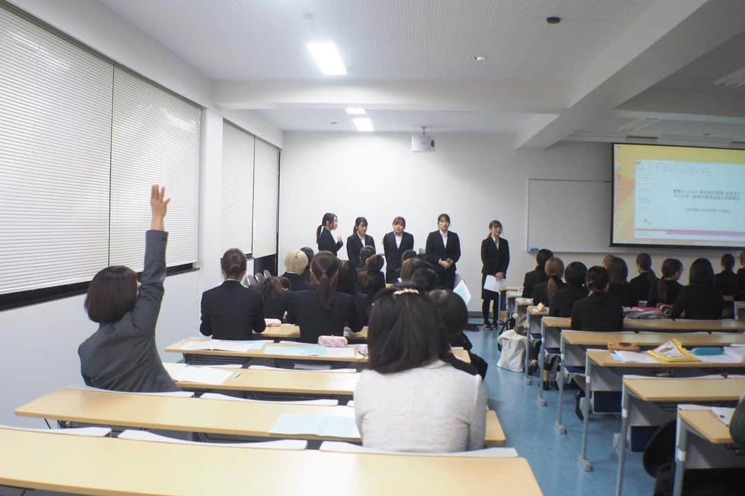 福岡女子短期大学さんのインスタグラム写真 - (福岡女子短期大学Instagram)「1月17日（金）、健康栄養学科2年生によるゼミナール活動「卒業研究発表会」が開催されましたのでご紹介いたします。 .  この投稿をご覧になって「いいね👍」「役に立った」と思われた方は、@fukuoka_wjc をフォローをお願いします。 . ========[ お知らせ ]======== 福岡女子短期大学の資料（2020大学案内📕学生募集要項）を無料送付中です。本学ホームページ📲http://www.fukuoka-wjc.ac.jp/siryo.html　からお気軽に申し込みください🌟 ========================= . 子ども学科/健康栄養学科 音楽科/文化教養学科 . 福岡女子短期大学 住所：‪‪‪‪福岡県太宰府市五条四丁目16番‬1号‬‬‬ tel：‪‪‪092-922-4034‬‬‬（代表） . #健康栄養学科 #福岡女子短期大学 #福岡女子短期大学健康栄養学科 #福女短 #成果発表 #プレゼンテーション #パワーポイント #発表 #栄養士 #栄養士の卵 #学生 #短大生 #大学生 #女子大生 #授業 #授業中 #進路 #夢に向かって #一歩ずつ」1月21日 19時37分 - fukuoka_wjc