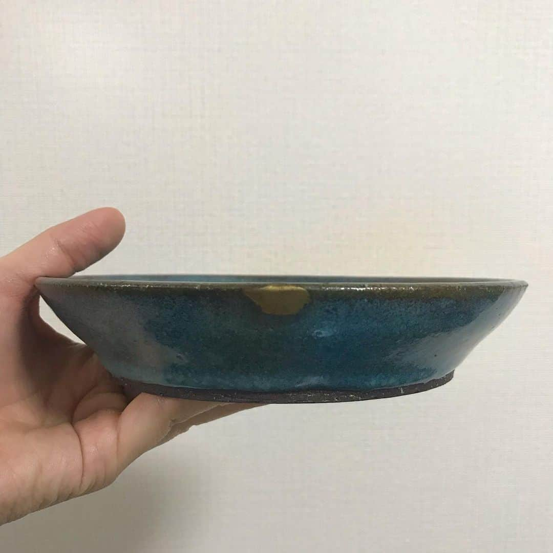 Kaori from Japanese Kitchenさんのインスタグラム写真 - (Kaori from Japanese KitchenInstagram)「新しい器と金継ぎで蘇った器で朝ごはん。感慨深いです。 ・ こんばんは。 お野菜と器の彩りで鮮やかな食卓。 八角の器は小鉢なのですが あまりにも可愛いので飯碗に。 翡翠の器は、金継ぎ教室に通い 金継ぎして直した器です。 欠けてしまった部分を埋めるため ゆっくり工程を重ねて1年。 食卓に戻った時の感慨深さたるや… @stylehuggallery さんの教室で直しました。 日本製本漆を使った昔ながらの製法を 教えてくださいます。おすすめです◎ ・ 結婚式まであと1ヵ月を切っているため ガチダイエットを実施中。 いつもはウインナーかベーコンのところ エビに変更して糖質と脂質をカット。 ごはんは白米から発芽米に。 あ、わさび菜のサラダは 去年の春菊サラダのレシピを 少し変えて作りました。 美味しすぎて一瞬でなくなります！ レシピはスワイプしてください。 春菊、水菜、からし菜、わさび菜で作れました。 お野菜は全てココノミさんです。 いつも美味しいお野菜をありがとうございます。 ごちそうさまでした。 ・ 【おしながき】 発芽米とごま昆布 わさび菜の茎とかぶのお味噌汁 目玉焼き エビのガーリック炒め わさび菜の簡単チョレギサラダ ＊薬膳走り書きは今回お休みします＊ ・ Hi from Tokyo! Here's Japanese breakfast:Brown rice w/ konbu seaweed on top, miso soup, green salad, sunny side up egg, and garlic shrimps. ・ ・ 2020.01.21 Tue ・ ・ #japanesemeal #japanesefood #washoku #breakfast #朝ごはん #おうちごはん #早餐 #아침밥 #薬膳 #うつわ #和食器 #japonais #自炊 #小澤基晴 #佐藤もも子 #ココノミ」1月21日 19時34分 - coco_kontasu