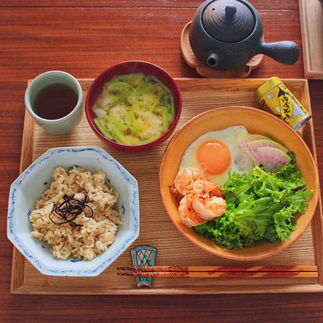 Kaori from Japanese Kitchenさんのインスタグラム写真 - (Kaori from Japanese KitchenInstagram)「新しい器と金継ぎで蘇った器で朝ごはん。感慨深いです。 ・ こんばんは。 お野菜と器の彩りで鮮やかな食卓。 八角の器は小鉢なのですが あまりにも可愛いので飯碗に。 翡翠の器は、金継ぎ教室に通い 金継ぎして直した器です。 欠けてしまった部分を埋めるため ゆっくり工程を重ねて1年。 食卓に戻った時の感慨深さたるや… @stylehuggallery さんの教室で直しました。 日本製本漆を使った昔ながらの製法を 教えてくださいます。おすすめです◎ ・ 結婚式まであと1ヵ月を切っているため ガチダイエットを実施中。 いつもはウインナーかベーコンのところ エビに変更して糖質と脂質をカット。 ごはんは白米から発芽米に。 あ、わさび菜のサラダは 去年の春菊サラダのレシピを 少し変えて作りました。 美味しすぎて一瞬でなくなります！ レシピはスワイプしてください。 春菊、水菜、からし菜、わさび菜で作れました。 お野菜は全てココノミさんです。 いつも美味しいお野菜をありがとうございます。 ごちそうさまでした。 ・ 【おしながき】 発芽米とごま昆布 わさび菜の茎とかぶのお味噌汁 目玉焼き エビのガーリック炒め わさび菜の簡単チョレギサラダ ＊薬膳走り書きは今回お休みします＊ ・ Hi from Tokyo! Here's Japanese breakfast:Brown rice w/ konbu seaweed on top, miso soup, green salad, sunny side up egg, and garlic shrimps. ・ ・ 2020.01.21 Tue ・ ・ #japanesemeal #japanesefood #washoku #breakfast #朝ごはん #おうちごはん #早餐 #아침밥 #薬膳 #うつわ #和食器 #japonais #自炊 #小澤基晴 #佐藤もも子 #ココノミ」1月21日 19時34分 - coco_kontasu
