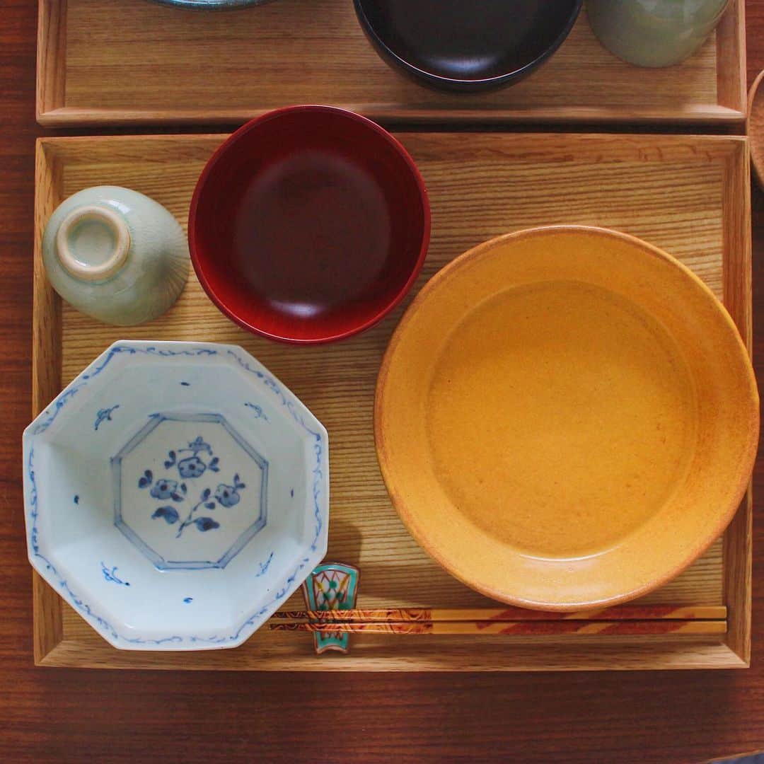 Kaori from Japanese Kitchenさんのインスタグラム写真 - (Kaori from Japanese KitchenInstagram)「新しい器と金継ぎで蘇った器で朝ごはん。感慨深いです。 ・ こんばんは。 お野菜と器の彩りで鮮やかな食卓。 八角の器は小鉢なのですが あまりにも可愛いので飯碗に。 翡翠の器は、金継ぎ教室に通い 金継ぎして直した器です。 欠けてしまった部分を埋めるため ゆっくり工程を重ねて1年。 食卓に戻った時の感慨深さたるや… @stylehuggallery さんの教室で直しました。 日本製本漆を使った昔ながらの製法を 教えてくださいます。おすすめです◎ ・ 結婚式まであと1ヵ月を切っているため ガチダイエットを実施中。 いつもはウインナーかベーコンのところ エビに変更して糖質と脂質をカット。 ごはんは白米から発芽米に。 あ、わさび菜のサラダは 去年の春菊サラダのレシピを 少し変えて作りました。 美味しすぎて一瞬でなくなります！ レシピはスワイプしてください。 春菊、水菜、からし菜、わさび菜で作れました。 お野菜は全てココノミさんです。 いつも美味しいお野菜をありがとうございます。 ごちそうさまでした。 ・ 【おしながき】 発芽米とごま昆布 わさび菜の茎とかぶのお味噌汁 目玉焼き エビのガーリック炒め わさび菜の簡単チョレギサラダ ＊薬膳走り書きは今回お休みします＊ ・ Hi from Tokyo! Here's Japanese breakfast:Brown rice w/ konbu seaweed on top, miso soup, green salad, sunny side up egg, and garlic shrimps. ・ ・ 2020.01.21 Tue ・ ・ #japanesemeal #japanesefood #washoku #breakfast #朝ごはん #おうちごはん #早餐 #아침밥 #薬膳 #うつわ #和食器 #japonais #自炊 #小澤基晴 #佐藤もも子 #ココノミ」1月21日 19時34分 - coco_kontasu