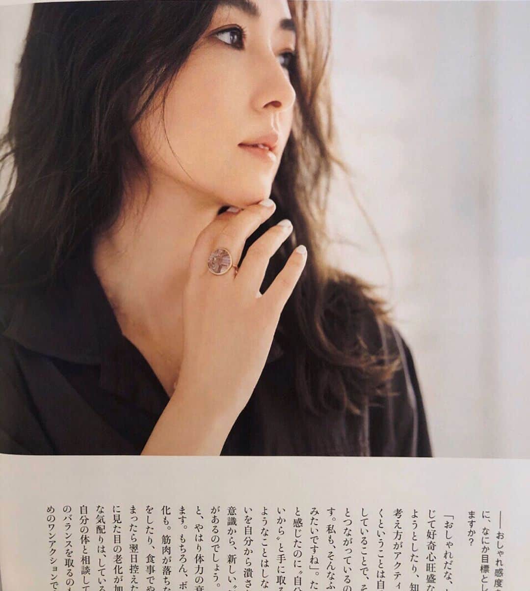 霧島れいかのインスタグラム：「こんばんは。 マイケル・J・フォックスです。 「GLOW ベストコーディネートBOOK」が発売されました✨ 大人のお洒落について私もお話させて頂いております。 是非お手に取って頂けたら嬉しいです😊✨ ・ ・ hair&make @omoshita  styling @kazumi.yasutake  #codinate #stylebook #GLOW#宝島社」