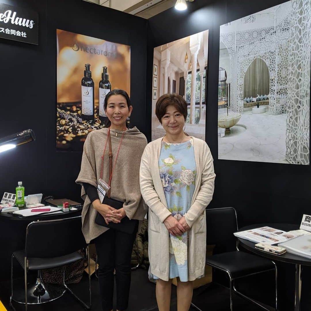 Nablus Japanのインスタグラム：「代表のZechner @mikizechner と五十嵐久美子先生 @kumiko02125 のツーショット✨ 何かが始まる予感🤭  #国際化粧品展 #cosmetokyo #cosmetokyoオフィシャルリポーター #cosmetokyo2020  #コスメマニア #美容マニア #オーガニックコスメ #美容好きさんと繋がりたい #美容好き  #乾燥肌 #混合肌 #敏感肌 #アトピー #オーガニック石鹸 #ISO #エコサート認証 #コスメハウス #ナーブルスソープ」