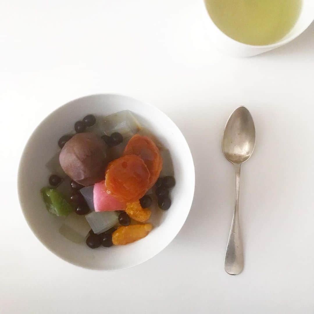 渡辺有子のインスタグラム：「料理教室へのお申込、ありがとうございました。いずれのクラスも定員に達しましたので募集は締切ました。お申込頂いた方には順次返信致します、しばらくお待ちください。3月に追加クラスも予定しようと思います。  写真は今日のおやつ。 茂助のあんみつ。（あんこは漉餡派）」