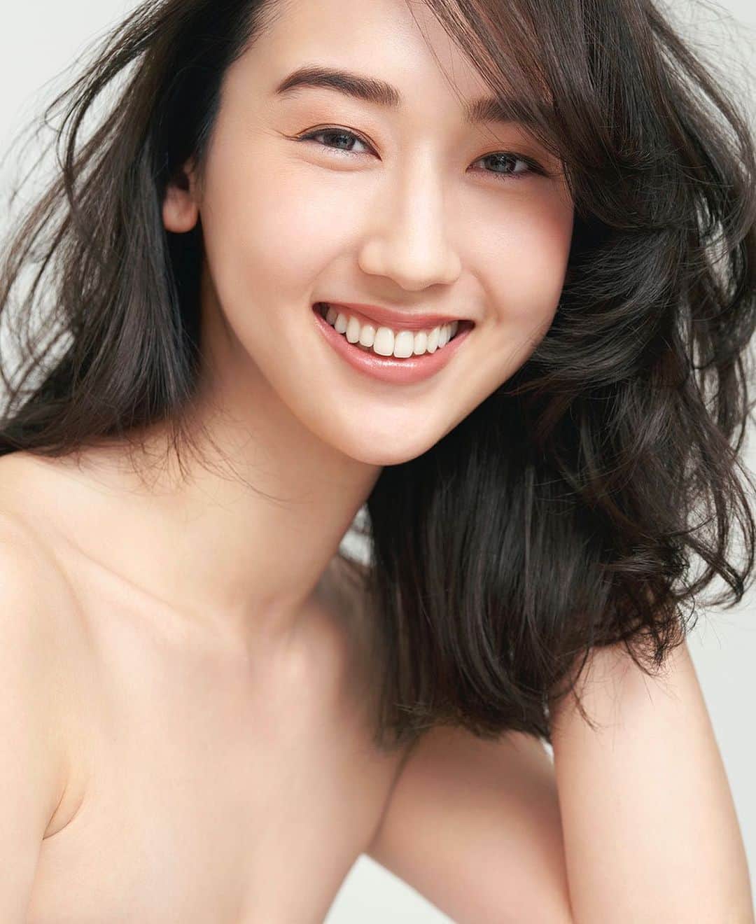 松原汐織のインスタグラム：「My new profile photo 📸 ・ Photographer / @nozomumatsunaga  Hair&make up artist / @satomi_nakamura ・  ヘアメイクをしていただく度にそっと背中を押してもらえて自信を持ってカメラの前に立てる @satomi_nakamura さんのヘアメイクのマジック💄今回新たな門出のメインのプロフィールを是非お願いしたい！と思い、受けていただけました。 そして、ご縁で撮っていただけた @nozomumatsunaga さん✨今の私に必要なことを教えていただけて、とても学び多き撮影時間でした。 ・ １枚目も２枚目もとても気に入っています。 お忙しいところ本当に本当に有難うございました🙇🏻‍♀️💗 ・ たくさんの素晴らしいお仕事と巡り会える様に、 新しいプロフィールと共に心機一転頑張ります✊🏻✨」