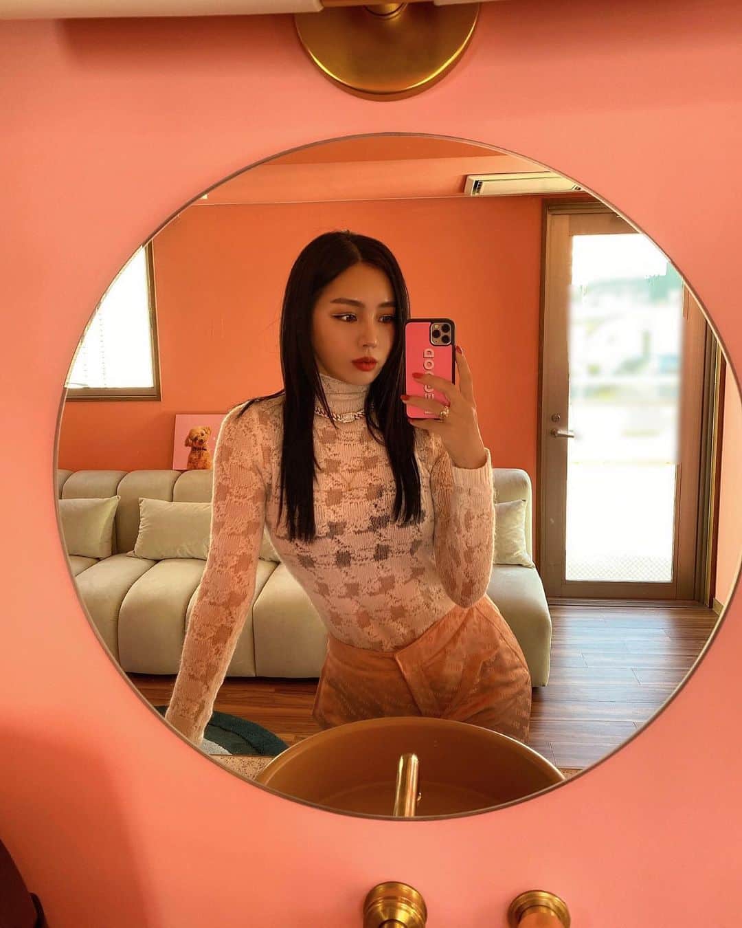 megbabyのインスタグラム：「@megood__beauty のOfficeどんどん出来上がってきて毎日行くのが楽しくなる🥰 そんな会社を作りたくて去年から作ってきたの💖 だからさいきん会社に行くのにちゃんとメイクしちゃう😂💋 完成したらOffice tourします🤫」