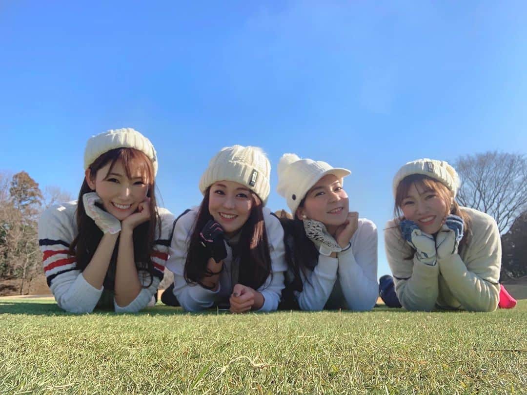 美波千夏さんのインスタグラム写真 - (美波千夏Instagram)「今日はこのメンバーでゴルフに行ってきました⛳️💓めちゃくちゃ楽しかったー🥺💓誕生日プレゼントまでもらってしまって💓ありがとう🥳大切に使うね💓 今日北風予報で寒いと思ったら暖かかった！というかむしろ暑かった。。バンカーのせいで。。。 ショットはめっちゃよかったのでよしとしよう🥺」1月21日 19時48分 - chinatsu_minami