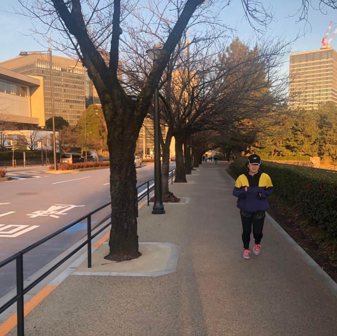 藤井瑞希さんのインスタグラム写真 - (藤井瑞希Instagram)「・ ・ 昨日なんと10.2キロ走りました🏃‍♀️🏃‍♀️🏃‍♀️ ・ ・ もー、過去私と練習して来た人達ならこの凄さというか奇跡に驚くと思います😂 ・ ・ 伊藤トレーナーと年明け一発目は皇居走って帰ってこようと10月から言ってて、目標達成出来ました‼️ ・ ・ でもペース遅いし、足と背中パンパンで昨日寝れないしで体のダメージヤバかったけど、朝は筋肉痛なしな朝でした🥳✨笑 ・ ・ 目標をたて、達成する喜びってやっばり良い‼️‼️ ・ ・ 次は何にしよう😂笑 ・ ・ #皇居ラン #training #トレーニング女子 #目標達成 #スポーツモチベーション #祝 #10キロ」1月21日 19時52分 - bdmntnfujiimizuki