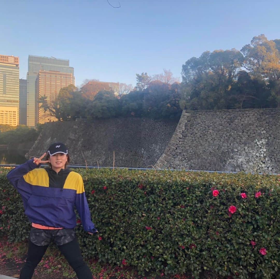 のインスタグラム：「・ ・ 昨日なんと10.2キロ走りました🏃‍♀️🏃‍♀️🏃‍♀️ ・ ・ もー、過去私と練習して来た人達ならこの凄さというか奇跡に驚くと思います😂 ・ ・ 伊藤トレーナーと年明け一発目は皇居走って帰ってこようと10月から言ってて、目標達成出来ました‼️ ・ ・ でもペース遅いし、足と背中パンパンで昨日寝れないしで体のダメージヤバかったけど、朝は筋肉痛なしな朝でした🥳✨笑 ・ ・ 目標をたて、達成する喜びってやっばり良い‼️‼️ ・ ・ 次は何にしよう😂笑 ・ ・ #皇居ラン #training #トレーニング女子 #目標達成 #スポーツモチベーション #祝 #10キロ」