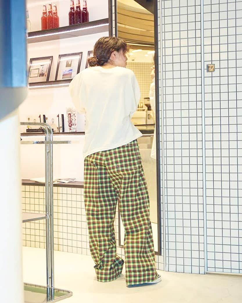 のインスタグラム：「. 【FRUIT OF THE LOOM × CITYSHOP】 FRUIT DYED asymmetry long-sleeve tee 2020.01.21(wed) 発売. . 160年以上の歴史を持つアメリカのオーセンティックアンダーウエアブランド「FRUIT OF THE LOOM（フルーツ オブ ザ ルーム)」との別注、もう１型はアシンメトリーロンtee。  鮮やかな色彩は、フルーツダイによるカラーリング。それぞれの果実から抽出した自然染料を使った新しい染色技術で、CITYSHOPの世界を表現しました。  メンズのXLサイズボディの裾を大胆にアシンメトリーにカット。 1枚ではもちろん、春を一足先に取り入れたい今、ニットの下からテールのようにワンポイント出すだけでスタイリングがフレッシュに！ 程よい抜け感、身体が泳ぐサイジング、柔らかな素材。 センシュアルとジェントルの絶妙なバランスです。 . Lychee / Strawberry /  Logwood ＊new! (3色展開）  __________________________ #CITYSHOP #fruitoftheloom #exclusive #Shibuya #Shinjuku #TOKYO #FASHION #FOOD #CULTURE」