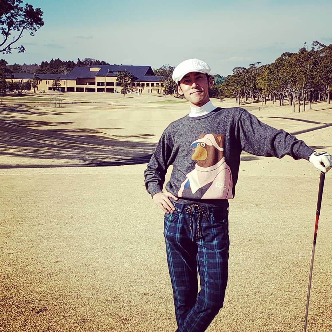 東朋宏さんのインスタグラム写真 - (東朋宏Instagram)「中学時代の同級生とゴルフ‼️ 相当久しぶりだったのにずっとバカな話ばっかりしてたな。。。(笑)  めっちゃ楽しかった～‼️ あ、ちなみにこのセーター、うちのパパのやつです。オシャレかどうかは別として30年以上放ってあったのに全然キレイだよね？(笑)  #ゴルフ #プチ同窓会 #ゴルフウェア #お下がり #黒いゴルフボール持ってったらピータンって言われた」1月21日 19時58分 - tomohiro_azuma