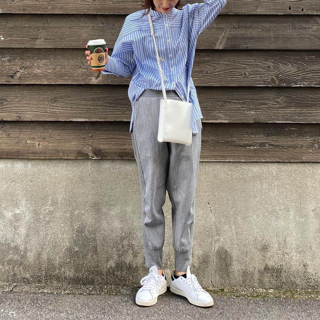 美生のインスタグラム：「#ootd﻿ ﻿ 大人気のリブヘムパンツのグレーは﻿ こんな感じで﻿ ブルー系と合わせるのも好き♡﻿ ﻿ ブラウス好きな私は﻿ このトップス絶対getなやつです♡﻿ ﻿ よく見たらブラウンも入ってて﻿ めちゃ可愛いんです🤎﻿ 2月発売♡ ﻿ 明日は﻿ @donoban_kaori さんと﻿ @ryococoyr さんと﻿ ランチライブ🍽﻿ ﻿ 2部は今月発売の新作のチラ見せも…♡﻿ お時間あいましたらぜひ﻿ ご視聴くださいね♡﻿ #donobanstaffsnap」