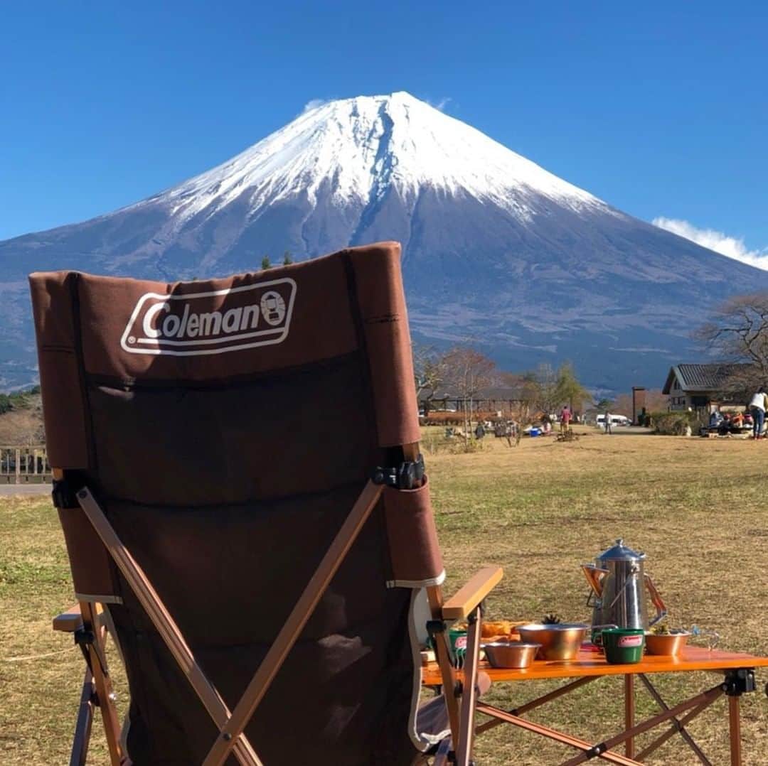 Coleman Japanのインスタグラム：「富士山🗻を望む、贅沢＆絶景チェアリング💺 ・ 📷：monicaori.2001 さん 素敵なお写真ありがとうございました✨ ・ ・ ・ #灯そうColeman #灯そうコールマン #灯そう #Coleman #コールマン #Outdoor #アウトドア #Outdoorchair #アウトドアチェア #コールマンチェア #チェアリング #コンフォートマスター #キャンバススリングチェア #富士山 #絶景キャンプ #秋冬キャンプ #冬キャンプ」