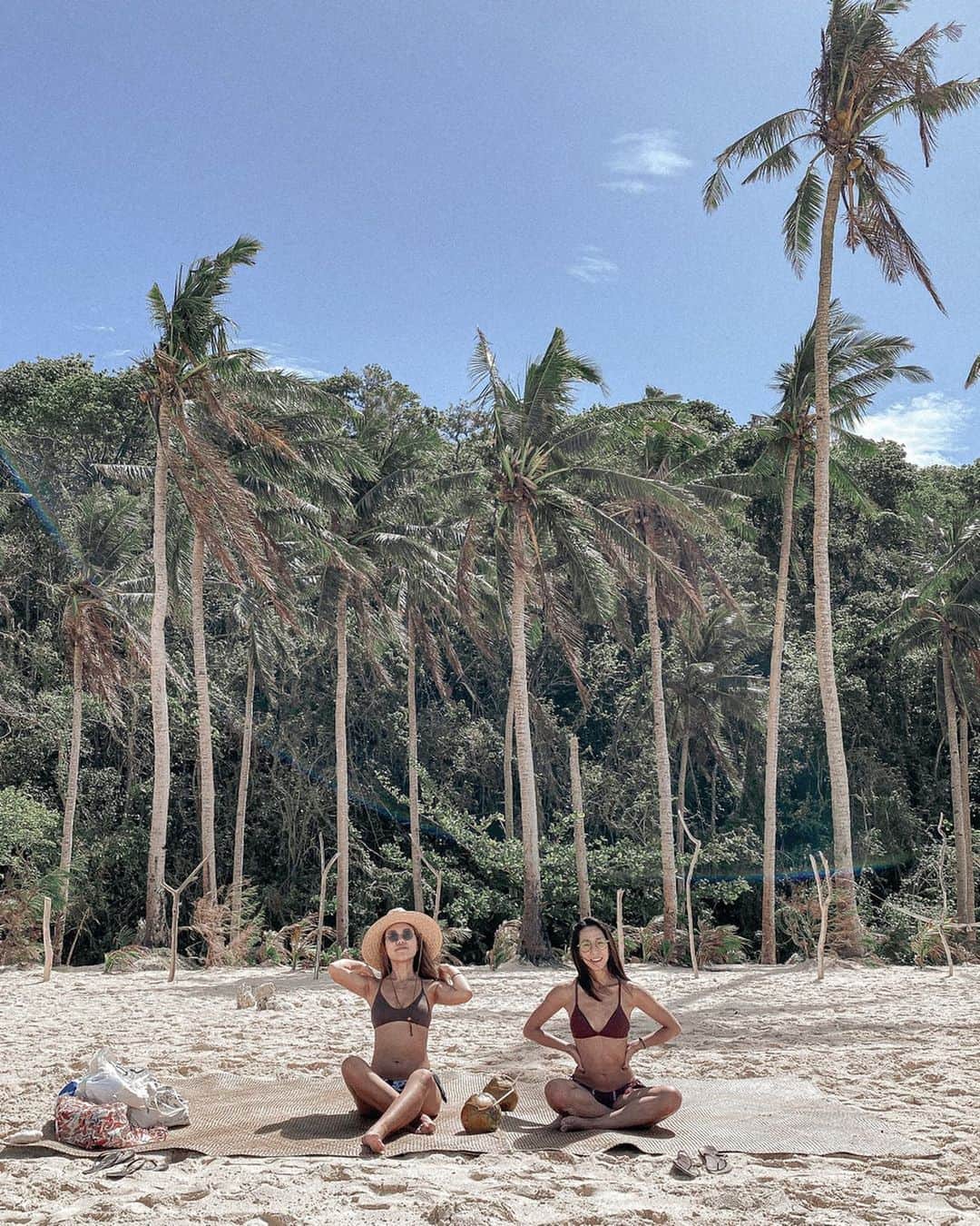 Manamiのインスタグラム：「👭🏽🤍🌴🌴🌴🌴 Boracayは @yukis1210 と🤍 妹のようで私よりしっかりしているYuki🐰🏄🏾‍♀️ 出会った頃はこんなに仲良くなるとはね...🤭 次は2人でBrazilへ😏🇧🇷」