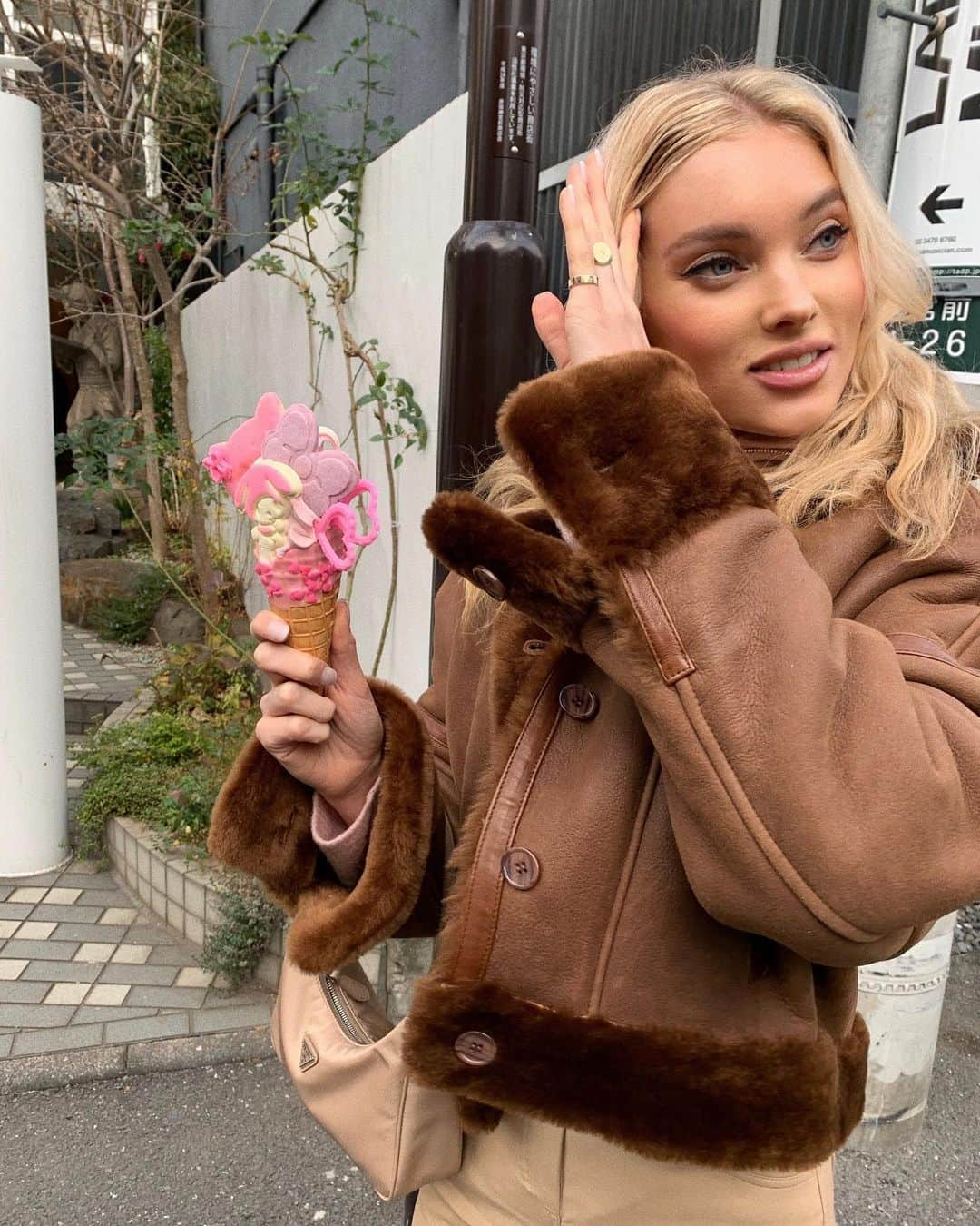 エルザ・ホスクさんのインスタグラム写真 - (エルザ・ホスクInstagram)「Sorry.. I had to!! Cutest ice-cream award!!」1月21日 20時12分 - hoskelsa