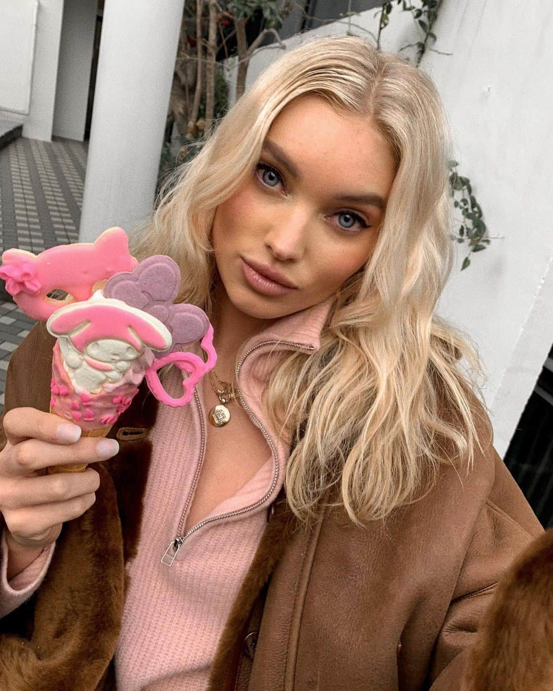 エルザ・ホスクさんのインスタグラム写真 - (エルザ・ホスクInstagram)「Sorry.. I had to!! Cutest ice-cream award!!」1月21日 20時12分 - hoskelsa