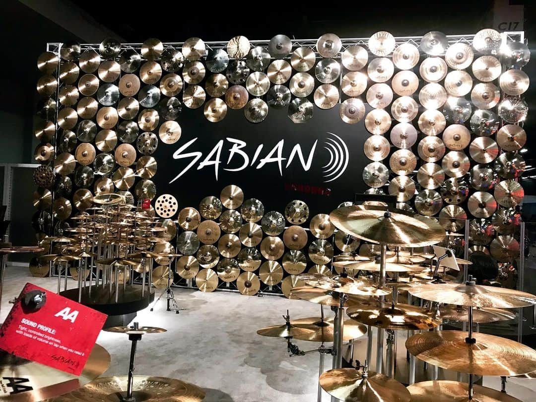 Marinaさんのインスタグラム写真 - (MarinaInstagram)「SABIAN Cymbal wall . インパクト絶大でした💥 . . #SABIAN #sabiancymbals #cymbals #Namm #Namm2020」1月21日 20時06分 - aldiousmarina