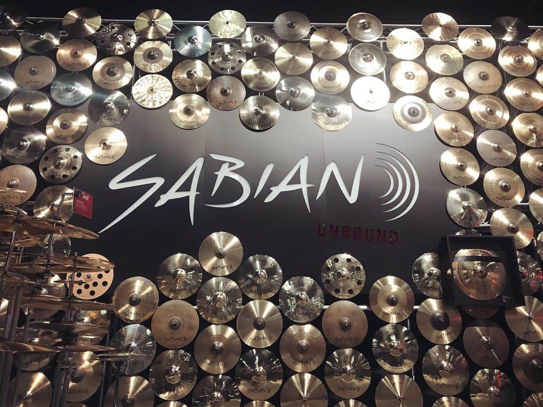 Marinaさんのインスタグラム写真 - (MarinaInstagram)「SABIAN Cymbal wall . インパクト絶大でした💥 . . #SABIAN #sabiancymbals #cymbals #Namm #Namm2020」1月21日 20時06分 - aldiousmarina