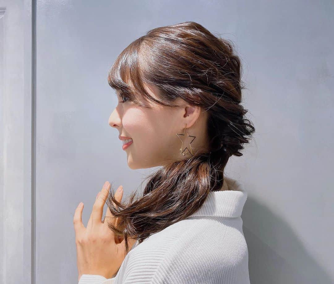 阿部桃子さんのインスタグラム写真 - (阿部桃子Instagram)「この間のロケのヘアアレンジが とってもかわいかったー☺️💛‼︎ 間にフィッシュボーンが入ってるの☺︎ #makeup #hairmake #hairstyle #メイク #メイクアップ #ヘアメイク #ヘアスタイル #ヘアアレンジ #フィッシュボーン #コスメ #化粧 #美容 #阿部桃子 #MomokoAbe」1月21日 20時09分 - momokoabeofficial