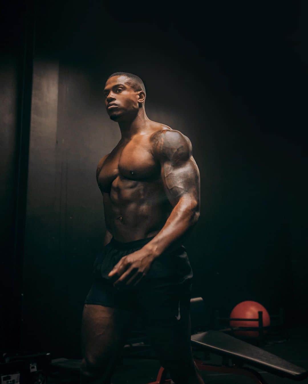 Simeon Pandaさんのインスタグラム写真 - (Simeon PandaInstagram)「Don’t feel compelled to state what you will become, have the patience and diligence to let it shine for itself. ✨⁣ ⁣ I want to help you train! Visit my YouTube Channel: YouTube.com/simeonpanda for FREE diet tips and training routines, or download programs at 📲 SIMEONPANDA.COM⁣⁣⁣ ⁣ ⁣ 💊 Follow @innosupps ⚡️ for the supplements I use👌🏾⁣⁣⁣ ⁣ 📷 @feelming_⁣ ⁣⁣⁣ #simeonpanda #motivation⁣ ⁣」1月21日 20時15分 - simeonpanda