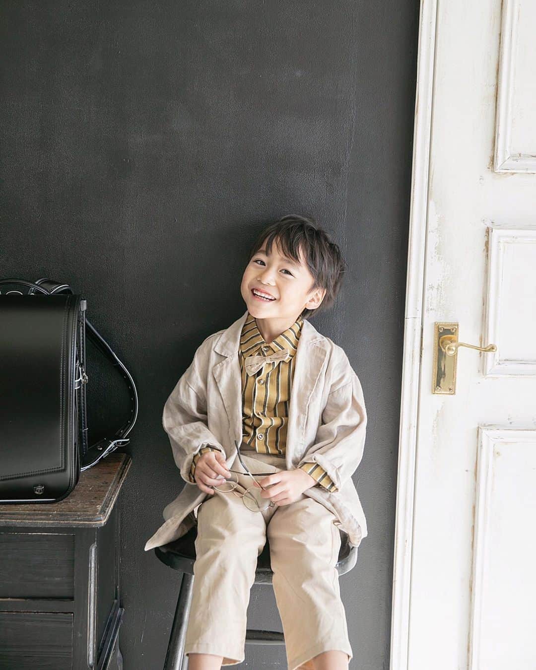 かなのインスタグラム：「． お気に入り縦ver🖤🤍 ． 小さな頃から👶🏻見ていただいてるフォロワーさん達から 「りーくんお兄さんになった💕」と 言ってもらえて🥰 成長を見守っていただけて嬉しいです🥺🙏🏻💓 ． @lapinus34 さんの撮影は ものすごくスピーディーであっという間に終わるの😳✨ 子供と一緒に遊びながら撮ってくれるから笑顔いっぱいでこの撮れ高だから嬉しい🥺💕💕 ． ． それと話は変わりますが🤣 最近みんなのオススメを聞いて韓国ドラマにはまり🇰🇷 ストーリーに載せたらDMでもたっくさんオススメを教えてくださってありがとうございます♥️ 見たいのありすぎて🥺🙏🏻 初心者なので色々教えてもらえて楽しすぎる♥️♥️♥️ ． 韓国料理が大好きでモッパン動画が好きで🍚 ドラマにもたくさん美味しそうなご飯出てくるからさらに食べたくなるし🥺笑 毎日辛いの食べてる🤣🌶 ． ． #息子#5歳#スタジオ撮影#ラピナス#lapinus#ランドセル#入学#男の子#男の子ママ」