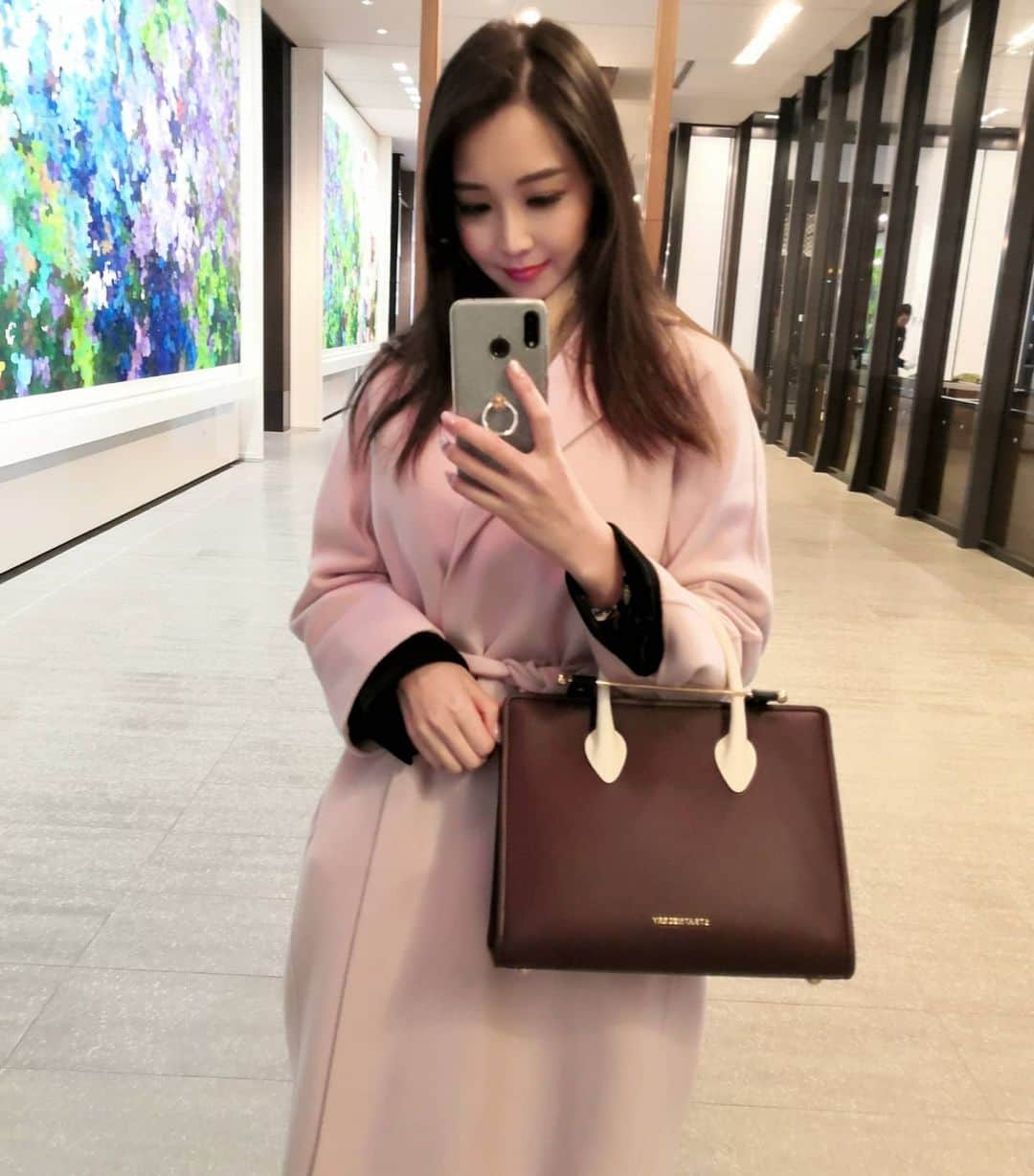 Miyu Toyonagaのインスタグラム：「🕊️Daily outfit between Meeting with my absolute favorite new bag @strathberry  最近忙しく久しぶりの投稿💦 大好きな友人達に会えた日。  最近お気に入りのバッグはミーガン妃も愛用の#strathberry のバッグ。実用的でかなり入るしそんなに重くなくレザーが気に入ってます🌸」
