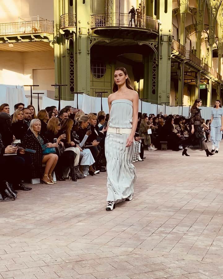 カロリーヌ・ド・メグレのインスタグラム：「Love this dress ❤️ #chanelhautecouture」
